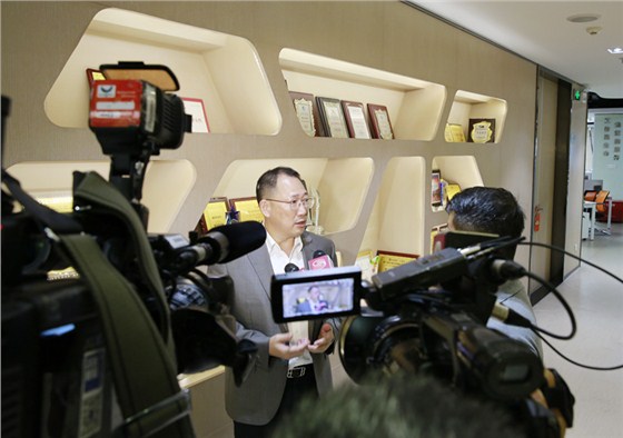 现场媒体采访单仁博士