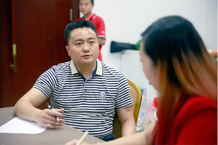 深圳牛商会执行会长欧国军在考核学员扒皮水平