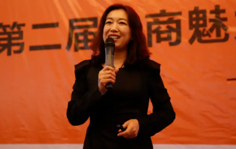 李晶老师在讲台上分享