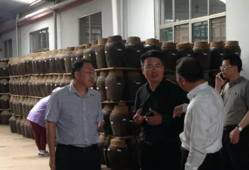 九盛酒业董事长为单仁先生介绍九盛万坛库藏年份原浆黄酒