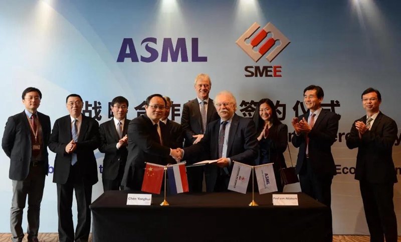 ASML拉来了台积电、三星、Intel这些下游大客户去入股企业，跟这些企业一同研发最先进的光刻机，收益通过股权的分红来分给这些下游企业。