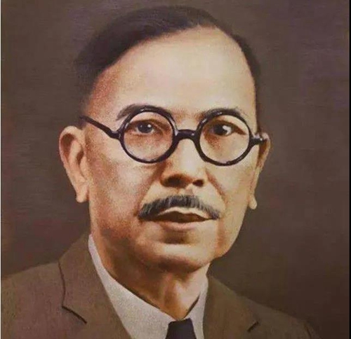 在100年前的1921年，爱国华侨陈嘉庚先生（祖籍也是福建人），变卖了全部身家，建立了最早的厦门大学。