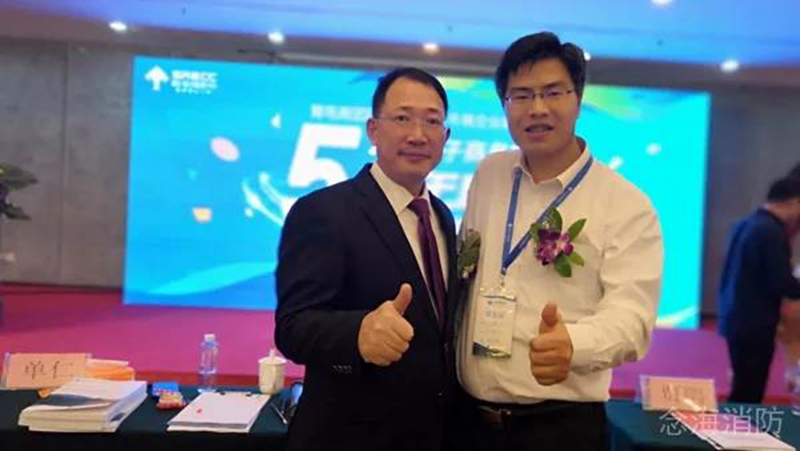 ▲念海消防苗总与单仁博士合影